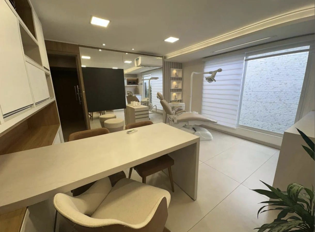 Sala de atendimento com cadeira odontológica e equipamentos do consultório